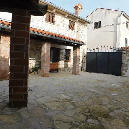 Agnes Apartment *